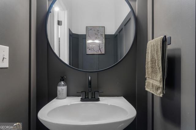 bathroom featuring a sink