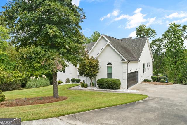 view of front facade featuring driveway and a front lawn