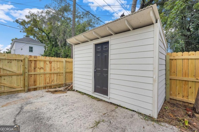 view of outdoor structure with a fenced backyard and an outdoor structure