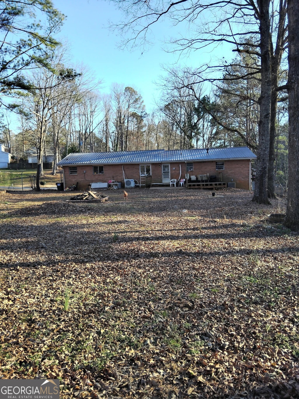 back of house featuring metal roof