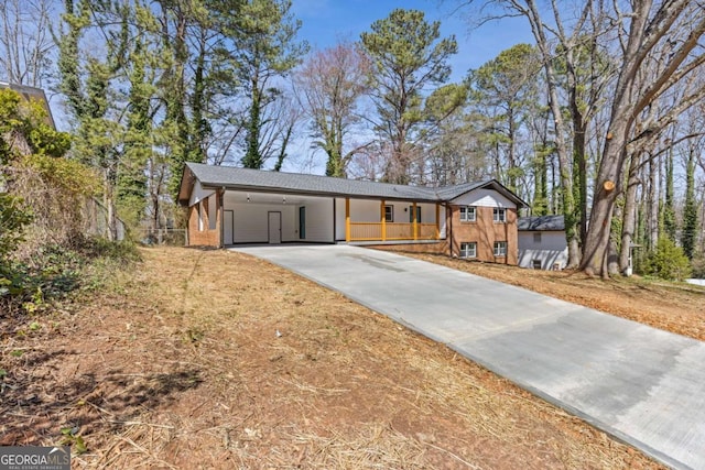 view of front of house featuring concrete driveway