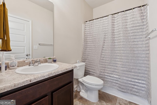 full bathroom featuring a shower with shower curtain, toilet, and vanity