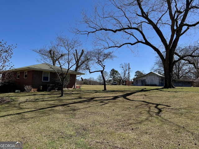 view of yard with an outdoor structure