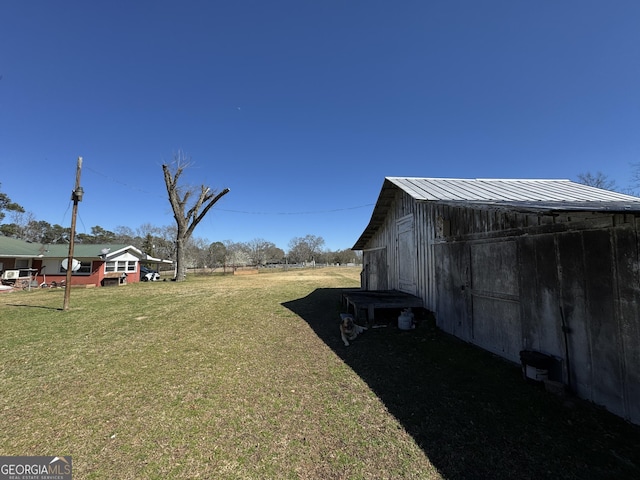 view of yard with an outbuilding