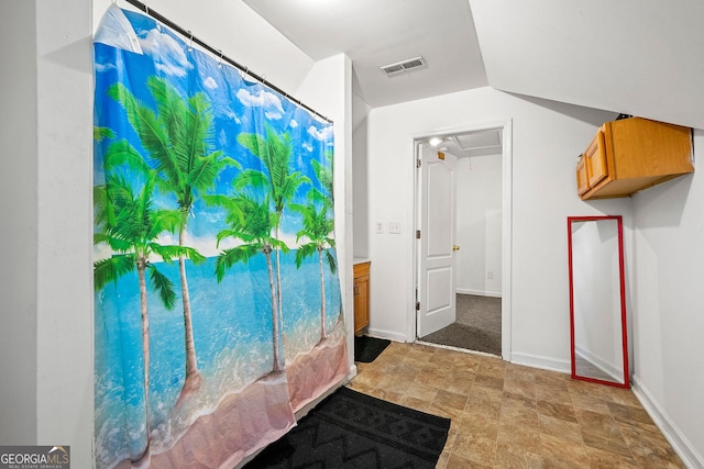 bathroom featuring visible vents and baseboards