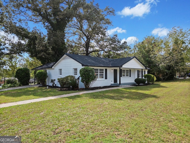 single story home with a front lawn