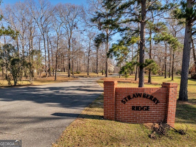 community sign featuring driveway