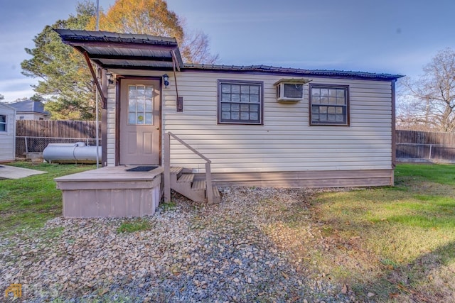 view of front of home featuring fence and a front yard