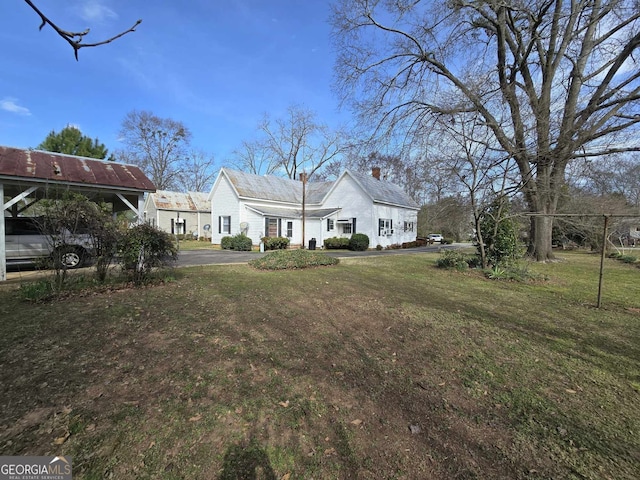 view of front of home featuring a front lawn