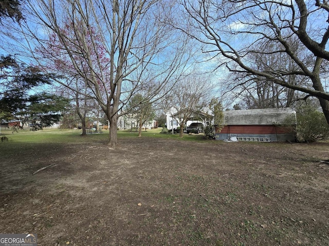 view of yard with an outbuilding