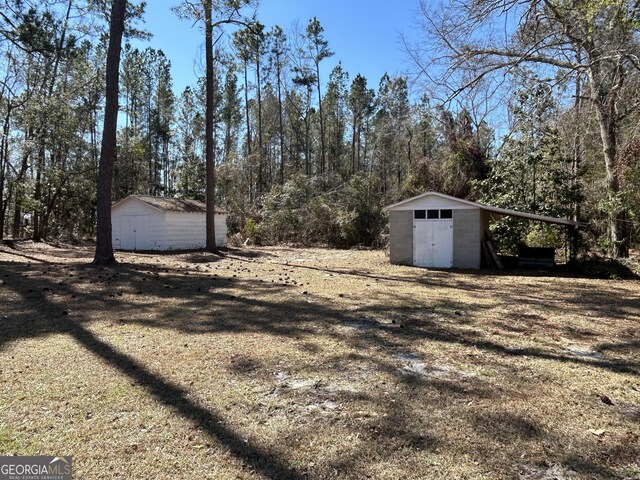 view of yard featuring a storage shed and an outdoor structure