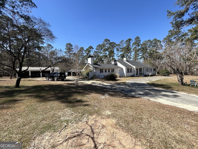 view of front of property featuring a front lawn and driveway