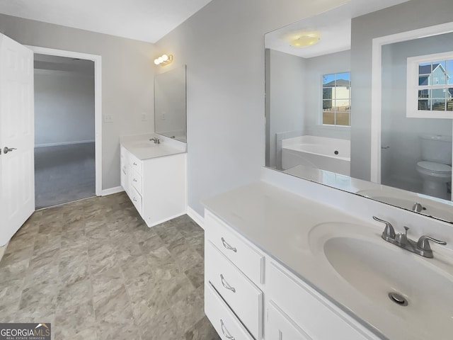 full bath with baseboards, a garden tub, vanity, and toilet