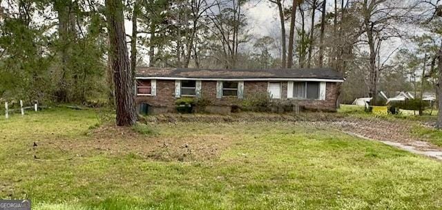 view of front facade featuring a front yard