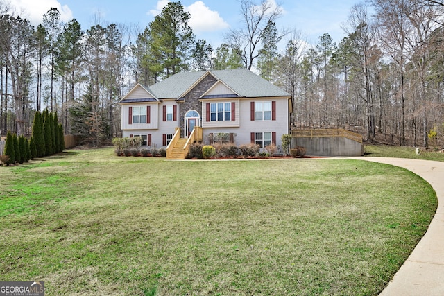 view of front of home featuring a front lawn and concrete driveway