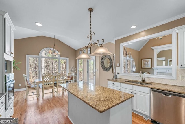 994 Fairview Club Cir, Dacula, GA 30019 - kitchen featuring a sink, stainless steel appliances, white cabinets, lofted ceiling, and a kitchen island