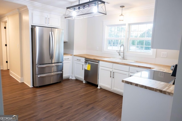 kitchen featuring dark wood-style floors, appliances with stainless steel finishes, a sink, and white cabinets