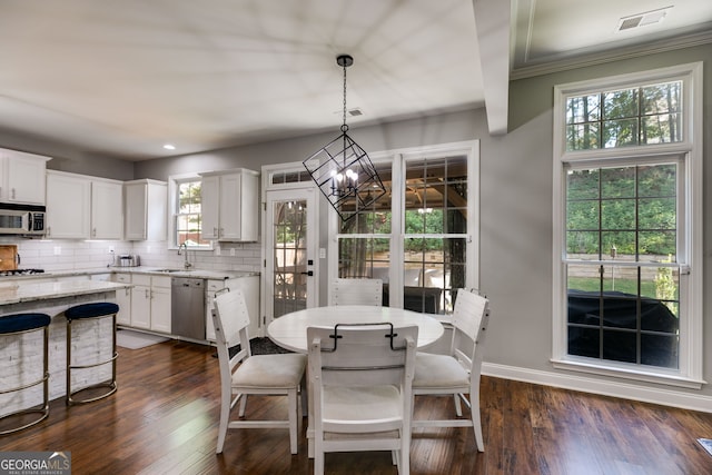 dining area featuring an inviting chandelier, dark wood-style floors, visible vents, and baseboards