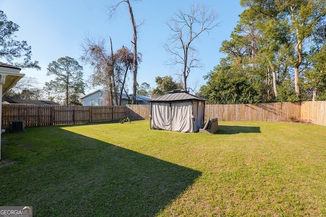 view of yard featuring a fenced backyard and an outbuilding