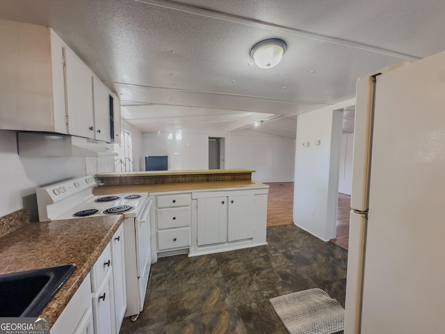 kitchen featuring white cabinets, a sink, a textured ceiling, white appliances, and a peninsula