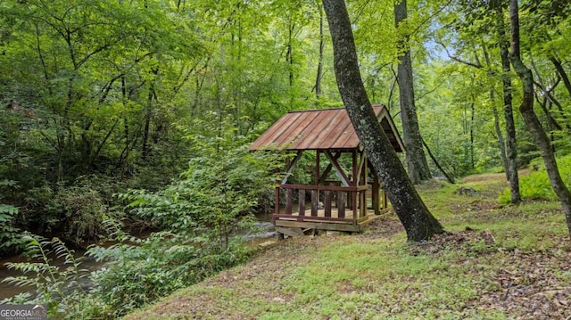 view of yard with a forest view