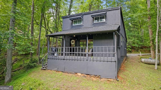 view of front of property featuring a porch and a front yard