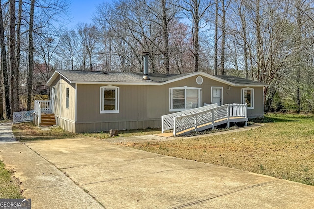 manufactured / mobile home with a front yard