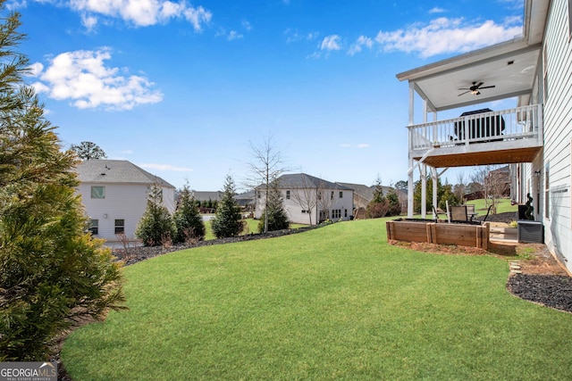 view of yard featuring a residential view and a ceiling fan