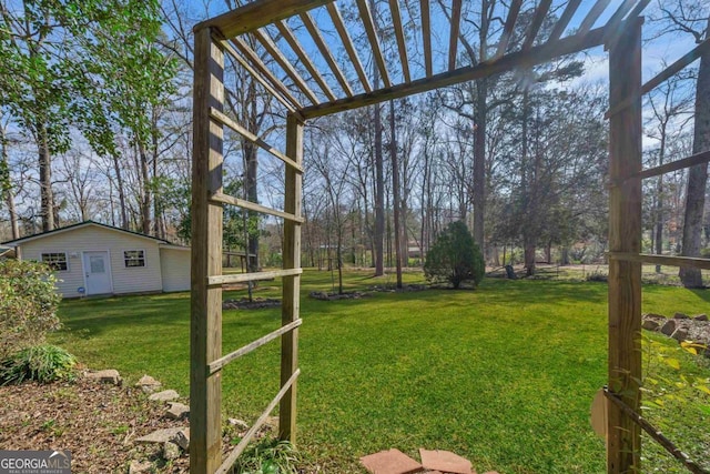 view of yard with an outbuilding