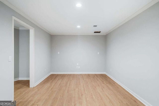 unfurnished room featuring recessed lighting, visible vents, baseboards, light wood-style floors, and crown molding