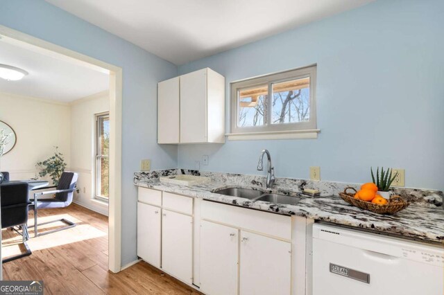 dining room with crown molding, plenty of natural light, and wood finished floors