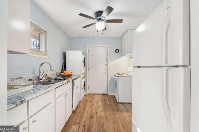 living room with crown molding, wood finished floors, and baseboards