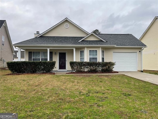 view of front of property featuring driveway, roof with shingles, a garage, and a front yard