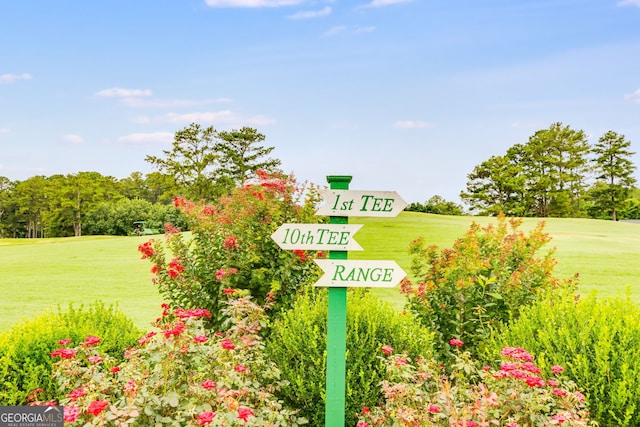 community sign with a lawn