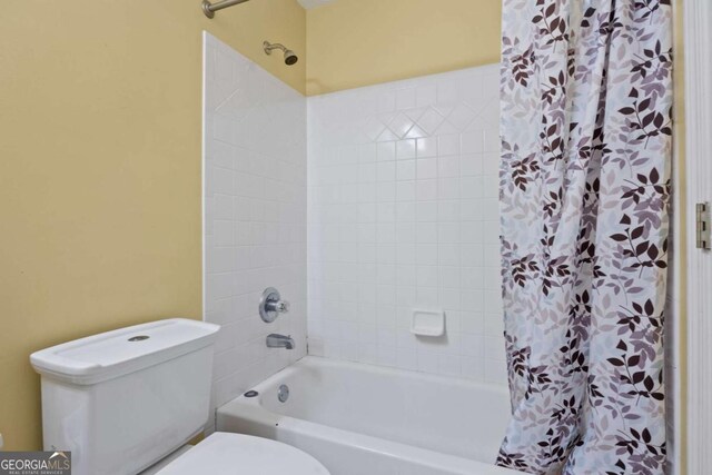 full bath with toilet and shower / bath combination with curtain