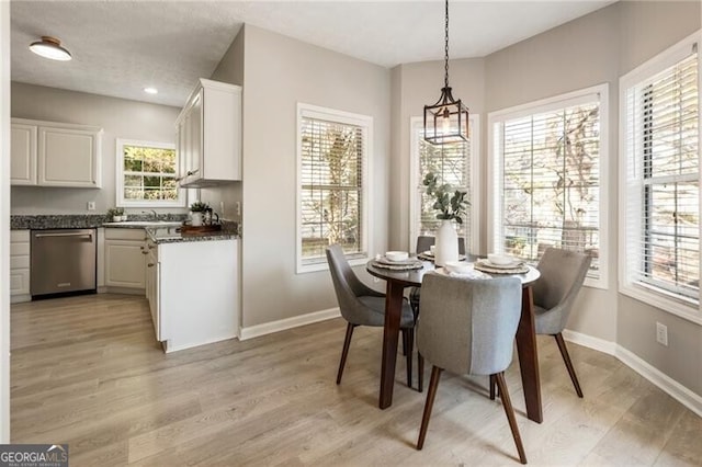 dining area with recessed lighting, light wood-style flooring, and baseboards