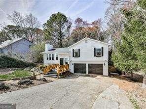 view of front facade featuring a garage and driveway