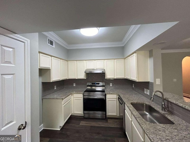 kitchen featuring ornamental molding, electric stove, visible vents, and a sink