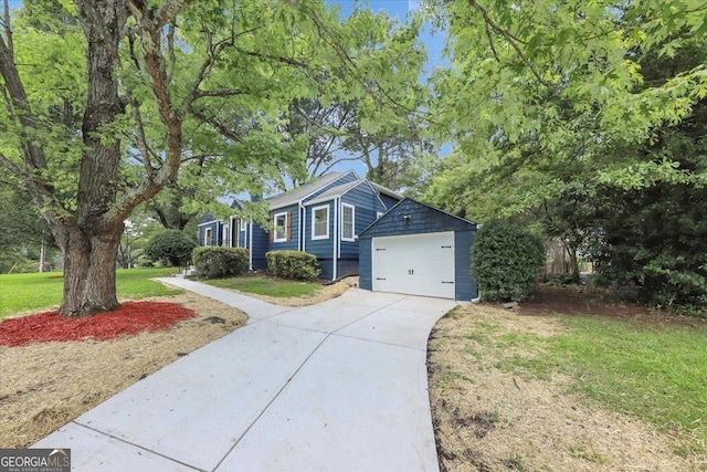 view of front of property with driveway and a front lawn