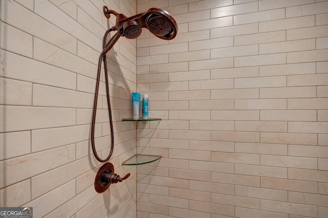 room details featuring a tile shower