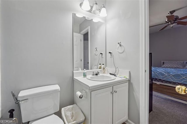 ensuite bathroom featuring toilet, ensuite bath, vanity, and ceiling fan