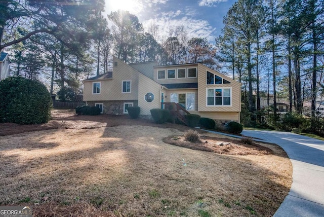 view of front of house featuring driveway