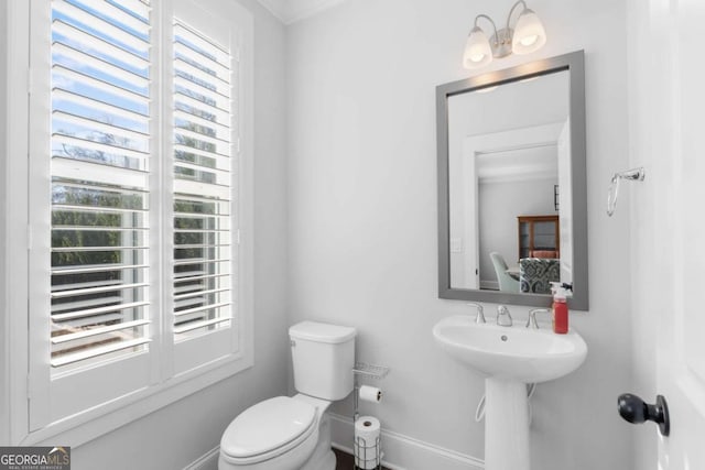 bathroom featuring toilet and baseboards