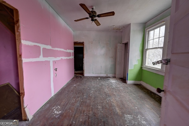 unfurnished bedroom featuring baseboards and a ceiling fan