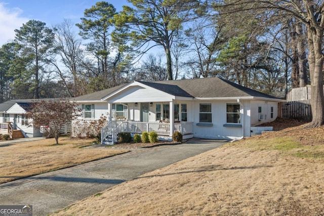 ranch-style home featuring a porch