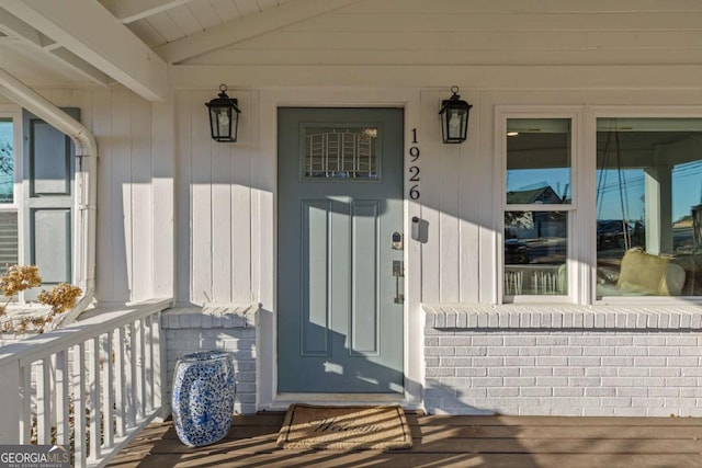 property entrance featuring a porch