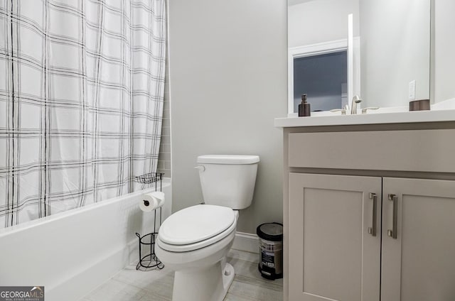 full bathroom featuring vanity, toilet, baseboards, and shower / bath combo