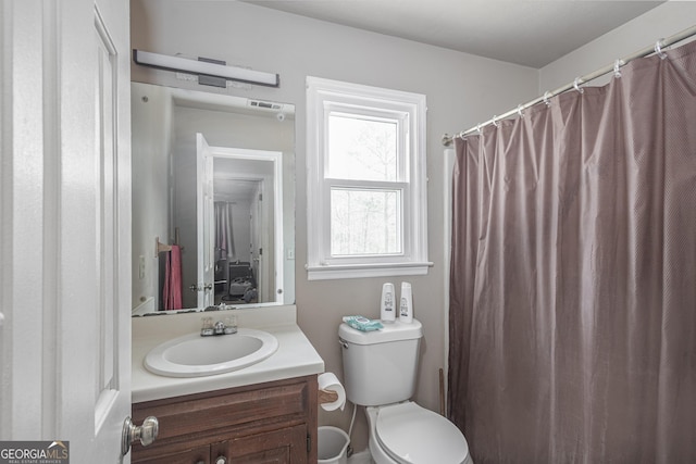 full bathroom featuring curtained shower, toilet, and vanity