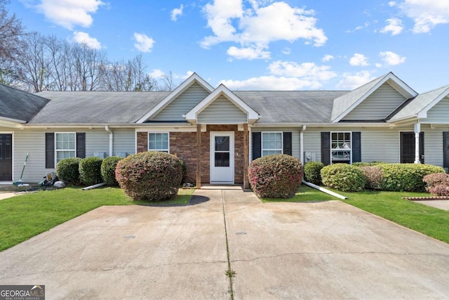 view of front of property with brick siding and a front yard