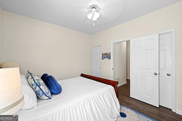 bedroom featuring a ceiling fan, baseboards, and wood finished floors